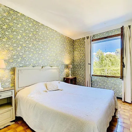 Lola Yourhosthelper Saint-Cyr-sur-Mer